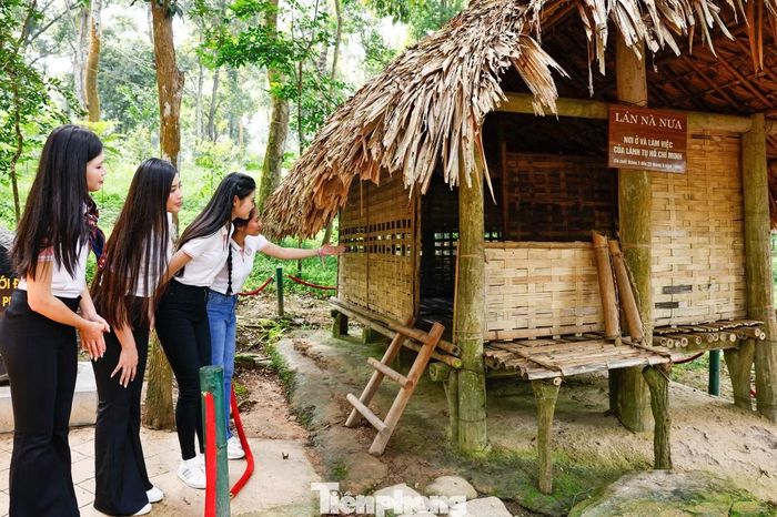  Thí sinh Hoa hậu Việt Nam xúc động khi dâng hương, thăm quan Lán Nà Nưa và nghe kể chuyện về Bác Hồ. Ảnh: Như Ý. 