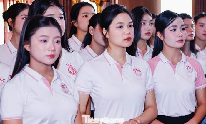  Nguyễn Thị Thảo (SBD 912) xúc động khi nghe những câu chuyện kể về lịch sử, chiến tranh trong hành trình ở Tuyên Quang. Ảnh: Như Ý. 