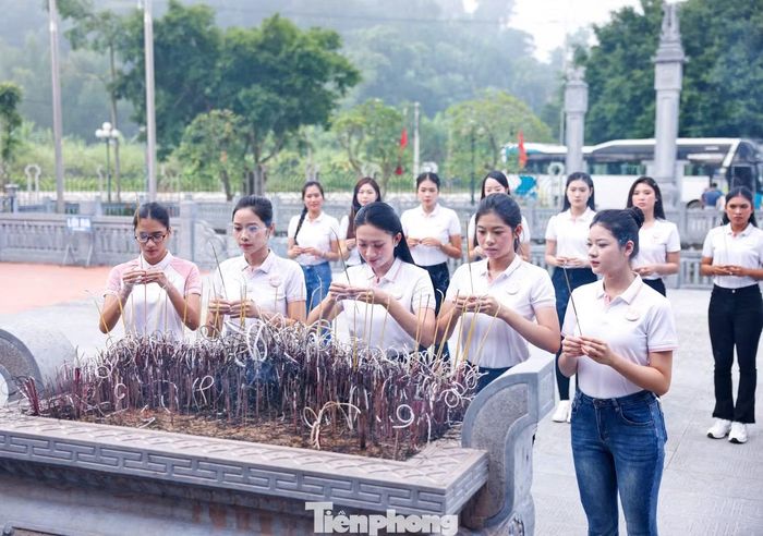  Các thí sinh Hoa hậu Việt Nam 2026 thành kính dâng hương tưởng nhớ các vị tiền bối cách mạng tại Tân Trào. Ảnh: Như Ý. 