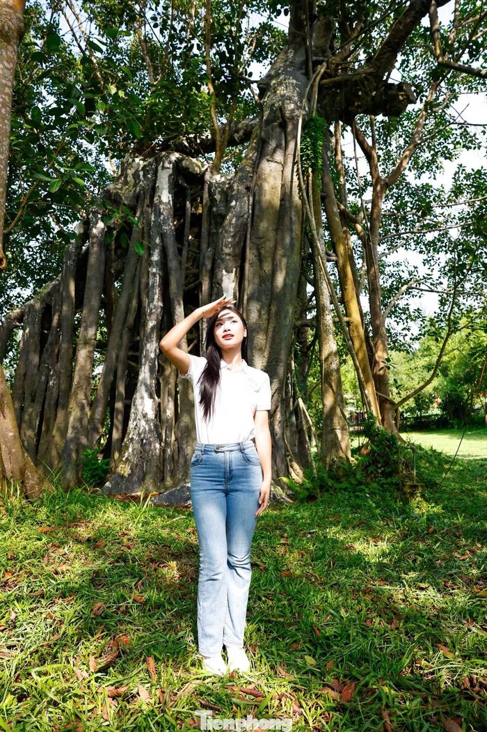  Tại Tân Trào, các cô gái nhắc đến thế hệ đã đi qua chiến tranh, những người đã góp phần làm nên cuộc sống hòa bình mà họ đang được hưởng. Ảnh: Như Ý. 