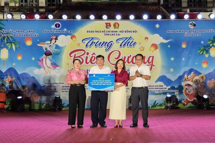Nhiều phần quà thiết thực được trao tại chương trình.