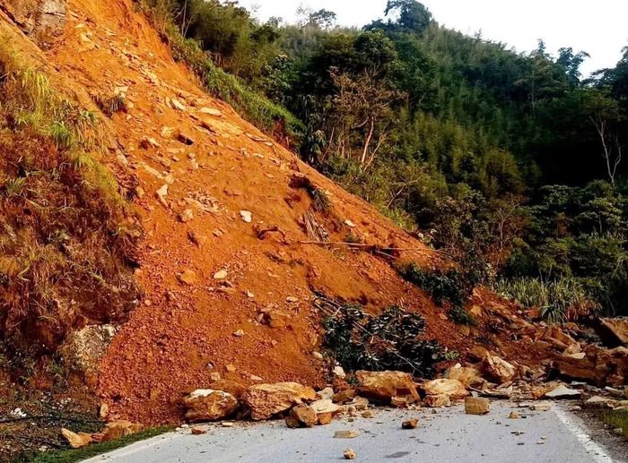 Khu vực sạt lở trên đèo Áng Toòng