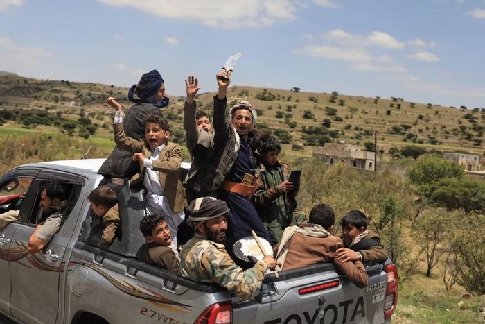 Người dân Yemen ăn mừng khi ngồi trên thùng xe bán tải tại quận Bani Matar, Yemen, vào ngày 12/9/2026. Họ đang đi theo đoàn xe chở các tù nhân Houthi được trả tự do tại Mokha trên đường đến thủ đô Sanaa, sau khi lực lượng Houthi chiếm được thành phố cảng nằm ở phía nam Biển Đỏ. Ảnh: AP.