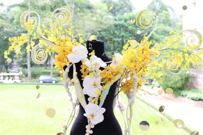 Mỗi nhà thiết kế tham gia thực hiện 4 tác phẩm gồm xe hoa, quang gánh, áo hoa, bó hoa cầm tay. Thông qua những tác phẩm hoa được sáng tạo và trình diễn trên sân khấu, sân chơi này cũng giới thiệu đến công chúng những nét đẹp đặc trưng của các làng nghề truyền thống như đan thúng, gánh, làm lộng, cùng hình ảnh tà áo dài Việt Nam.