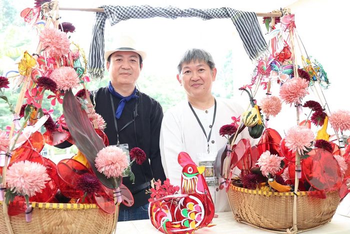 “Từ những chiếc lồng đèn trung thu, tôi thiết kế thêm hoa, lá để tạo thành những bức tranh sinh động. Áo hoa được tôi lấy ý tưởng từ nghệ thuật cải lương”, nhà thiết kế Hoàng Khang chia sẻ.
