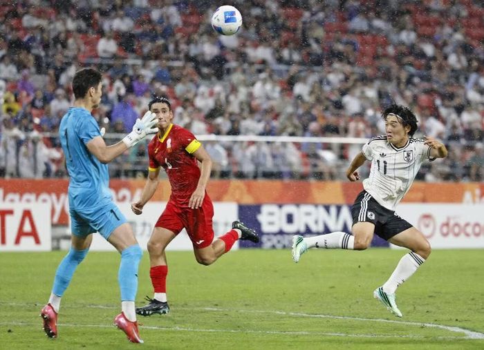 U23 Nhật Bản (áo trắng) quá dễ dàng đánh bại U23 Kyrgyzstan.