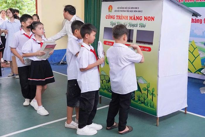 Các em học sinh vui chơi tại công trình “Khu vui chơi cho em” vừa được khánh thành.