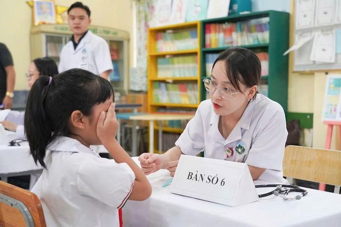 Các em thiếu nhi vùng biên được khám, tư vấn sức khỏe miễn phí.