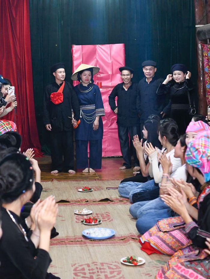 “Lần đầu trải nghiệm đám cưới của dân tộc Tày, tôi thấy rất bất ngờ và thú vị. Điều đặc biệt nhất là lễ vật chiếc nón trao cho cô dâu, chú rể thay vì vàng bạc hay trang sức”, Yến Trang chia sẻ.