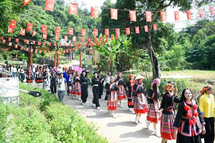 Tại Tân Trào, hoạt động tái hiện đám cưới truyền thống người Tày cũng được phát triển thành một sản phẩm trải nghiệm văn hóa. Du khách có thể theo dõi các bước từ rước lễ, hát Quan làng, rửa tay, xin dâu đến đưa cô dâu về nhà chồng.