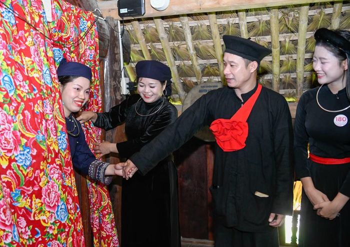 Với những cô gái vốn quen nhịp sống hiện đại, việc một cuộc hôn nhân được mở ra bằng lời hát, sự đối đáp và những nghi thức tuần tự tạo nên trải nghiệm đặc biệt.