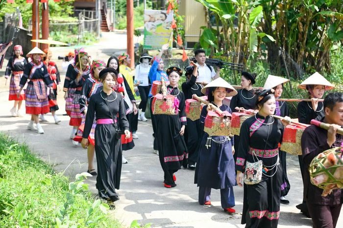 Với 53 thí sinh Hoa hậu Việt Nam, trải nghiệm ở Tân Trào không dừng ở việc “xem một đám cưới”. Các cô gái được bước vào một không gian văn hóa sống động.