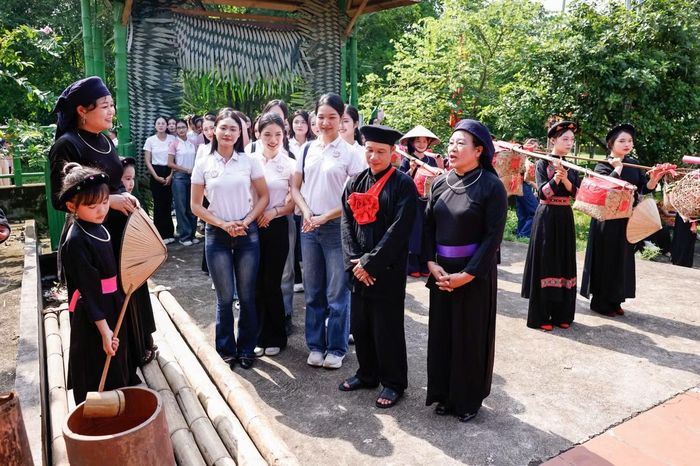 Một trong những khoảnh khắc khiến Tống Khánh Ly bất ngờ là nghi thức rửa tay trước khi vào nhà gái.