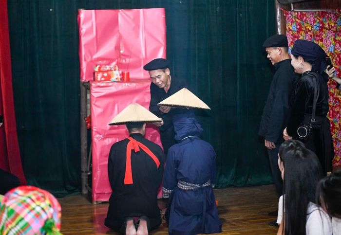 Thí sinh Nguyễn Yến Trang ấn tượng ngay với lễ vật dành cho cô dâu. Nếu trong hình dung phổ biến hiện nay, quà cưới thường gắn với vàng bạc, trang sức, thì trong nghi lễ truyền thống được tái hiện tại Tân Trào, chiếc nón là lễ vật mang ý nghĩa riêng.