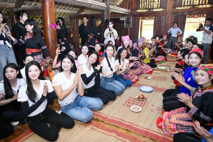 Trong văn hóa cưới hỏi của người Tày, chiếc nón không đơn thuần là vật dụng che mưa nắng. Tùy từng vùng, nón có thể xuất hiện trong các nghi lễ với ý nghĩa tượng trưng, gắn với việc cô dâu về nhà chồng.