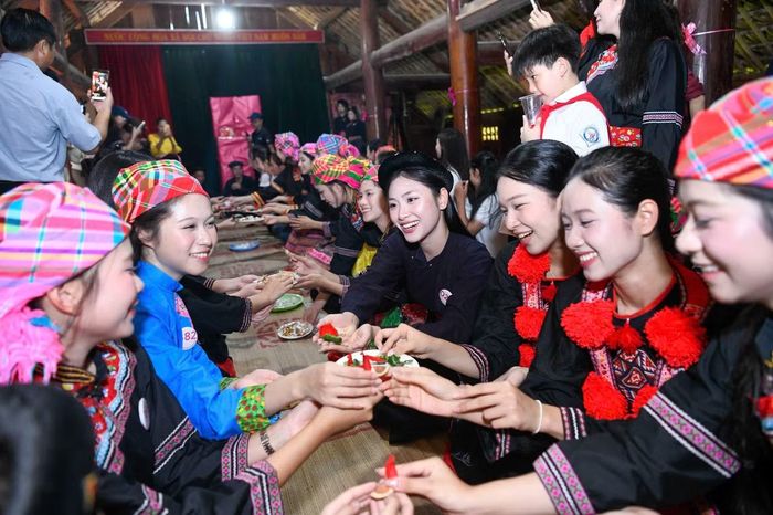 Không chỉ có những nghi thức diễn ra trong ngày cưới, các thí sinh còn được nghe kể phong tục liên quan tình yêu và hôn nhân của người Tày.