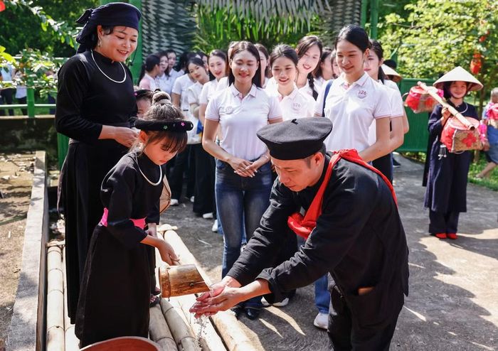 Trước khi đoàn nhà trai bước lên nhà sàn, chú rể và những người tham gia thực hiện nghi thức rửa tay.
