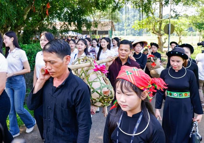 Lễ vật nhà trai mang sang nhà gái trong ngày đón dâu gồm lợn, gà, trầu cau, bánh kẹo, gạo nếp, rượu...