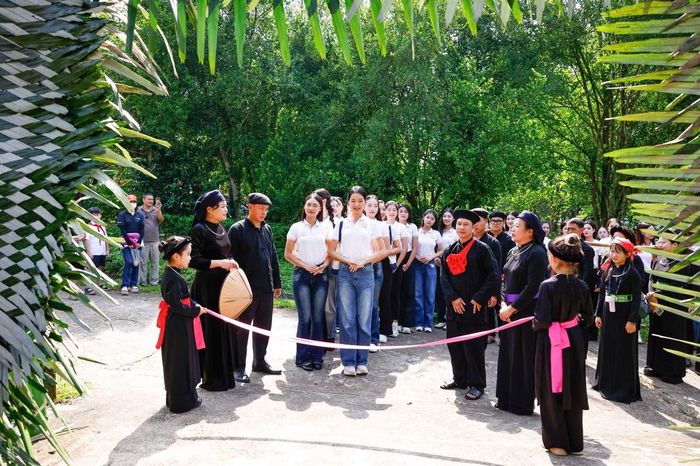 Hát Quan làng là một phần đặc sắc trong đám cưới truyền thống của người Tày. Người Quan làng thay mặt nhà trai hát những lời xin phép, giao tiếp với nhà gái trong quá trình đón dâu. Các bài hát có thể kéo dài qua nhiều chặng nghi lễ, từ lúc nhà trai đến nhà gái cho tới khi cô dâu về nhà chồng.