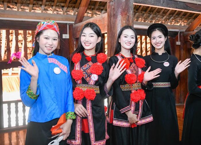 Các cô gái được mặc trang phục dân tộc, trở thành khách mời trong đám cưới của người Tày.