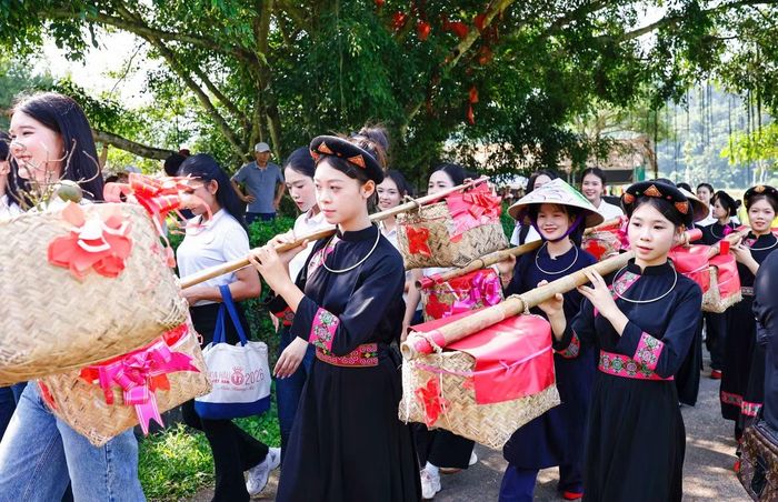 “Đám cưới mà sao lạ thế?” là cảm giác của nhiều thí sinh khi bước vào không gian cưới của người Tày tại Tân Trào. Không sân khấu, không có những nghi thức quen thuộc của một đám cưới hiện đại, thay vào đó là mái nhà sàn, tiếng hát Quan làng, đoàn nhà trai mang lễ vật và những phong tục được gìn giữ qua nhiều thế hệ.