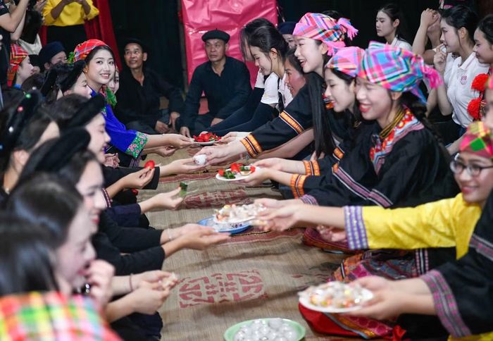 Nguyễn Bùi Mai Linh đặc biệt thích thú với tục chọc sàn. Trong đời sống truyền thống, đây là hình thức giao duyên của nam nữ người Tày. Khi chàng trai có tình cảm với cô gái, anh có thể dùng gậy chọc vào sàn nhà để báo hiệu, sau đó hai người trò chuyện, tìm hiểu nhau. Nếu thấy phù hợp thì gia đình hai bên thưa chuyện để đi đến kết hôn.