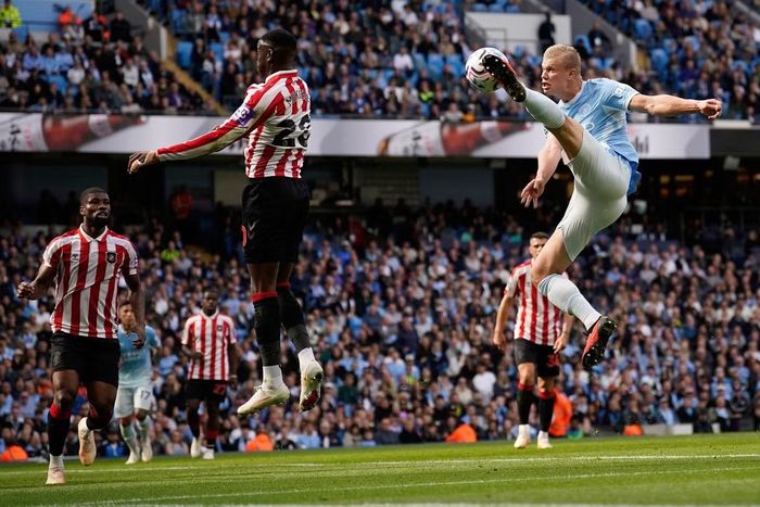 Haaland (bên phải) đã đưa thêm Sunderland vào danh sách những đội bị anh chọc thủng lưới.