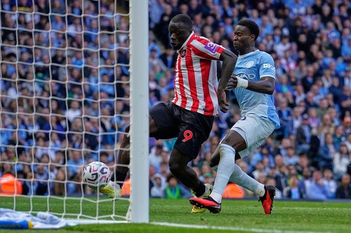 Brobbey (áo sọc) đã lập hat-trick vào lưới Man City.