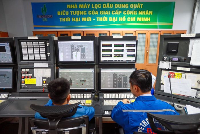 Nhân sự làm việc tại Phòng Điều khiển Trung tâm của NMLD Dung Quất do BSR quản lý, vận hành.
