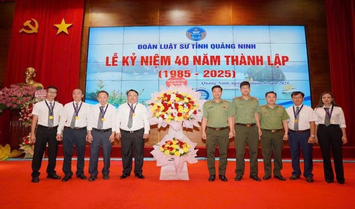 Phòng An ninh chính trị nội bộ chúc mừng Đoàn Luật sư TP. Quảng Ninh nhân dịp kỷ niệm 40 năm ngày thành lập Đoàn.