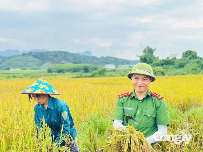 Cán bộ, chiến sĩ sát cánh cùng người dân trên đồng ruộng tạo nên nét đẹp gần dân, vì dân.