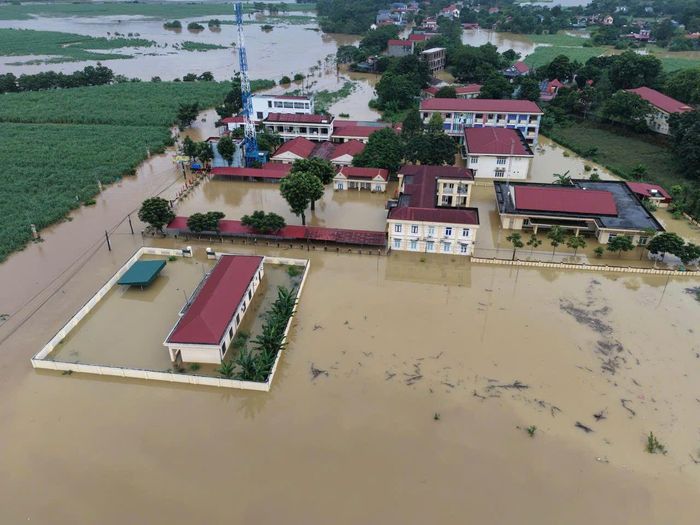 Chủ động thu gom rác, vệ sinh, phòng dịch bệnh sau lũ.