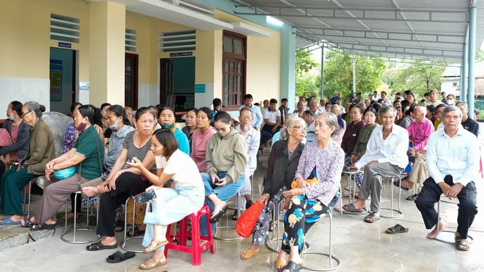 Rất đông người dân đến tham gia sàng lọc.