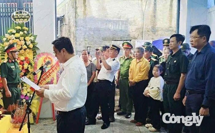 Chính quyền, các ban, ngành, đoàn thể và nhân dân phường Cửa Lò (Nghệ An) trang trọng tổ chức lễ truy điệu, an táng hài cốt liệt sĩ Hoàng Ngọc Thiết về với đất mẹ.