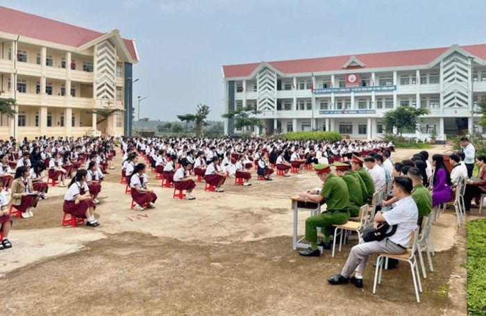 Công an xã Ea Drông đẩy mạnh tuyên truyền pháp luật tại trường học.