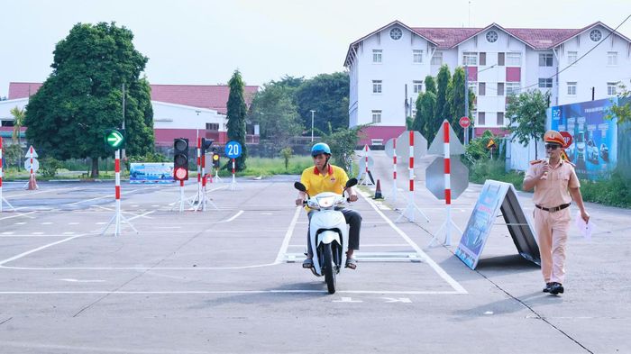 Phòng Cảnh sát giao thông Công an tỉnh Đắk Lắk hướng dẫn sinh viên điều khiển phương tiện đảm bảo an toàn.