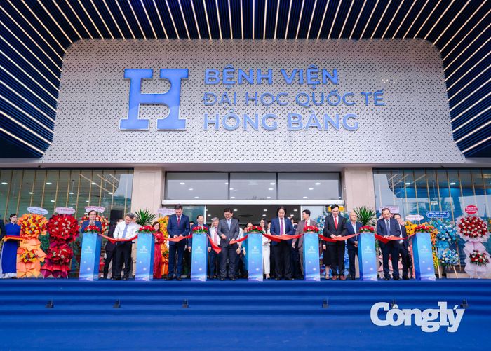 Phó Chủ tịch UBND TPHCM Nguyễn Mạnh Cường, lãnh đạo Tập đoàn NHG, HIU Hospital và các đại biểu cắt băng khánh thành Bệnh viện Đại học Quốc tế Hồng Bàng.