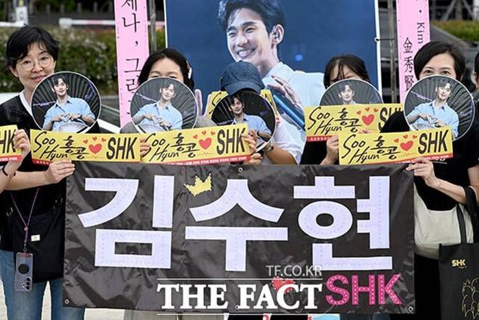 Một số người hâm mộ từ Hong Kong (Trung Quốc) đến Busan để ủng hộ Kim Soo Hyun.