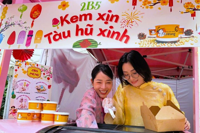 Ban đại diện cha mẹ học sinh lớp tại một trường tiểu học ở Hà Nội tham gia tổ chức gian hàng tại hội chợ của trường cho các con. Ảnh: Phụ huynh cung cấp.