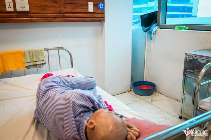 Tại tại buồng bệnh 22, tầng 4 Trung tâm Ung bướu, xuất hiện tình trạng nước chảy vào phòng bệnh xảy ra khi trời mưa. Theo người nhà bệnh nhân, những ngày qua có mưa lớn liên tục, do keo của khe cửa kính bị hở, nước mưa theo đó chảy vào bên trong. Dù người nhà bệnh nhân liên tục thấm khăn, hứng nước ở khe tường nhưng nước vẫn chảy lênh láng trên sàn.