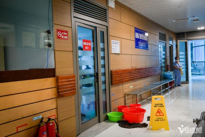 Không chỉ ngoài sảnh, trước cửa buồng cấp cứu số 1 cũng phải đặt nhiều xô, chậu để hứng nước.