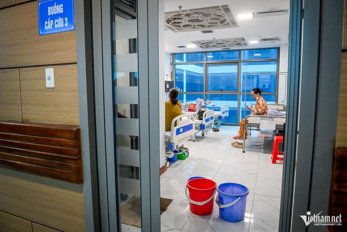 Ngay trước cửa buồng cấp cứu 3, Khoa Nội tiêu hóa cũng phải đặt 3 chiếc xô để hứng nước.