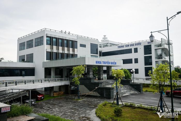 Ghi nhận của PV, tại Khoa Truyền nhiễm và Trung tâm Ung bướu, tòa nhà E, có nhiều vị trí nước chảy từ trên trần nhà xuống sàn, ảnh hưởng không nhỏ cho người bệnh và nhân viên y tế.