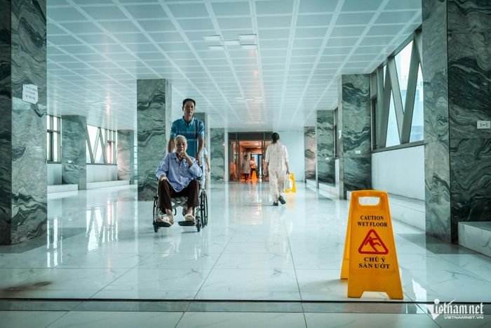 Tại tầng 2, Khoa Truyền nhiễm, phía ngoài sảnh, nước từ trần nhỏ giọt xuống khu vực đi lại, gây trơn trượt. Tại các vị trí này, bệnh viện phải đặt biển cảnh báo.
