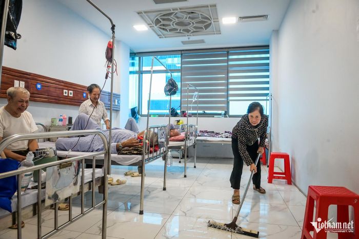 Bà Vũ Thị Liên (người nhà bệnh nhân, SN 1954, trú xã Nghĩa Sơn, tỉnh Ninh Bình) cho biết: “Những hôm mưa lớn, nước chảy từ khe cửa kính vào phòng nhiều khiến người bệnh khó ngủ. Mưa to thì nước chảy nhiều, cả đêm tôi phải để ý để nếu người nhà muốn đi vệ sinh phải dậy dắt đi vì sàn lúc nào cũng ướt, chỉ sợ trượt ngã”.