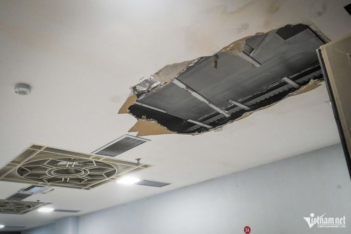 Một số vị trí bị thấm nước đã được nhà thầu bóc lớp trần thạch cao để xử lý.