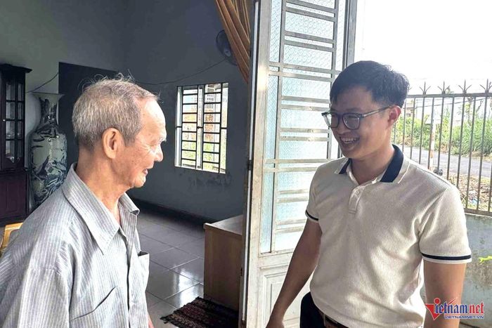 Anh Vĩ hỏi thăm sức khỏe ông Cao Văn Kiểu. Ảnh: Hải Dương