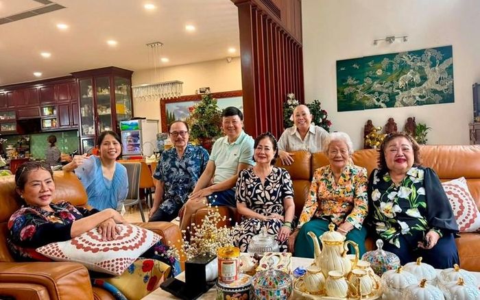 Nụ cười luôn trên môi trong cuộc sống đời thường và những buổi gặp gỡ bạn bè, đồng nghiệp.