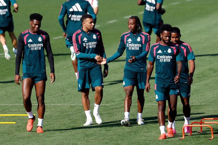 Các cầu thủ Real Madrid tập luyện trước derby. Ảnh: Diario AS