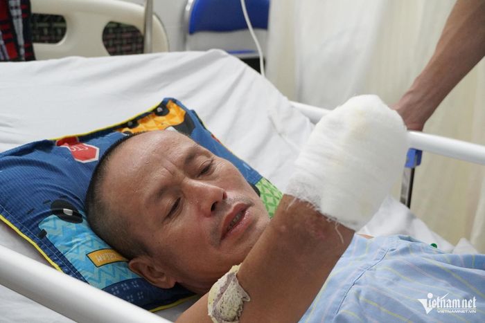 Ông Thạch nhìn vào cánh tay phải và 2 chân cắt cụt, nước mắt lăn dài